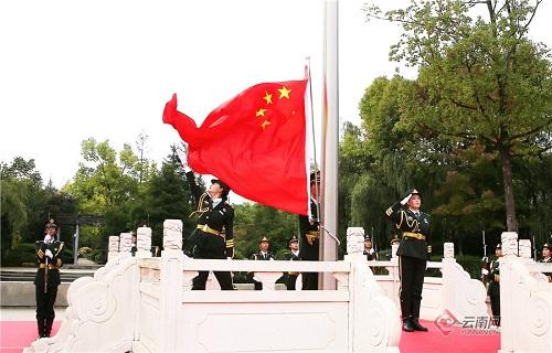 边牧未栓绳,攻击小猪反被拱出门,为什么很多人做不到文明养狗呢?-有问必答平台,专注解答您的疑惑
